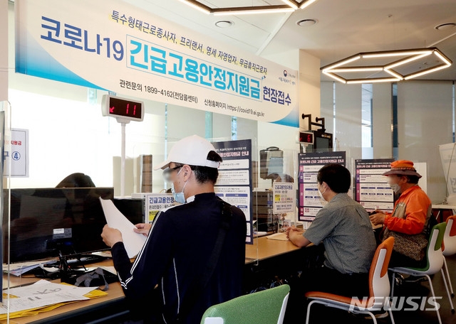 '긴급 고용안정지원금' 현장 신청 첫날인 지난 6월22일 오전 서울 중구 서울지방고용노동청에서 현장접수를 하고 있다.