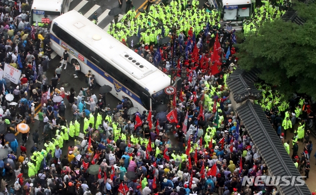 보수단체들이 15일 서울 종로구 광화문 광장 열린  8·15 대규모 집회에 참가한 가운데 집회를 마친후 경찰 저지선을 뚫고 사직로에서 청와대로 가는길로 몰려와 경찰들과 대치하고 있다.