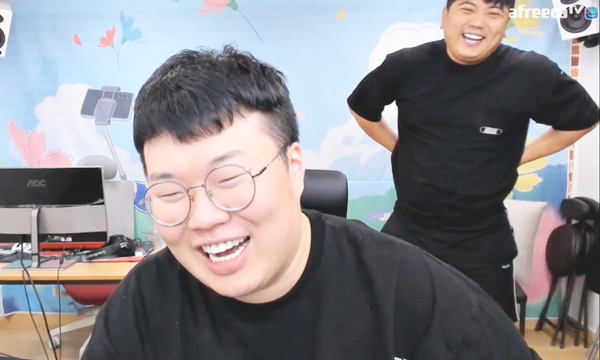 무엔터테인먼트의 '와꾸대장봉준' 김봉준과 '최군' 최우람이 롤 크루대전에서 승리 후 기뻐하고 있다(사진=김봉준 방송화면 발췌).