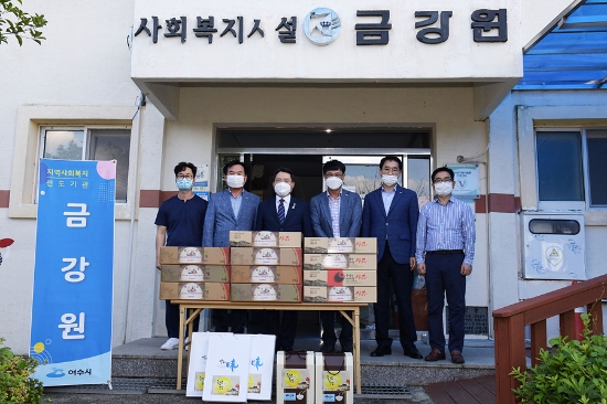 여수시는 지난 22일부터 저소득층 500세대와 사회복지시설 61개소 1,230명에게 여수상품권, 지역특산품, 과일 등 위문품 5,520만원 상당을 전달하는 추석맞이 위문활동에 나섰다./사진=여수시