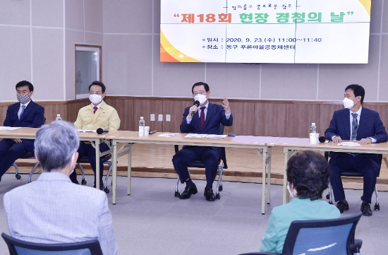 이용섭 광주광역시장이 23일 오전 동구 푸른마을공동체센터에서 열린 '제18회 현장 경청의 날' 행사에 참석해 어르신들이 이용할 '경로당 공공와이파이(wi-fi) 설치'와 관련된 민원사항을 청취하며 의견을 나누고 있다./사진=광주시