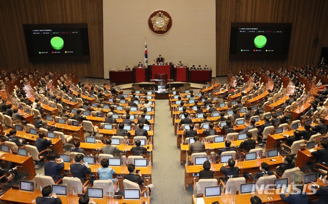 22일 오후 서울 여의도 국회에서 열린 본회의에서 2020년도 제4회 추가경정예산안이 재석 282인, 찬성 272인, 반대 1인, 기권 9인으로 통과하고 있다.