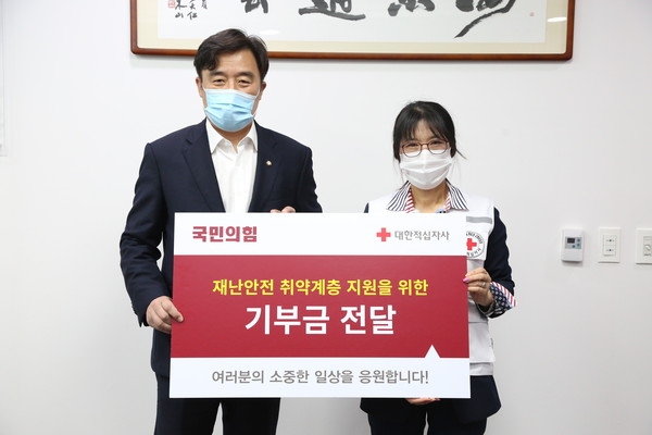 사진 : 23일(수) 오후 2시, 국회의사당의원회관 정동만 의원실에서 국민의힘 정동만의원(사진 왼쪽)이 재난안전 취약계층 지원을 위한 기부금을 대한적십자사 백옥숙 재원조성본부장(사진 오른쪽)에게 전달하고 있다