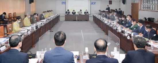 이용섭 광주광역시장이 24일 오전 시청 중회의실에서 열린 ‘9월 중 공공기관장 회의’에 참석해 각 기관별 2020 성과창출 계획 추진 상황 등을 논의하고 있다./사진=광주시