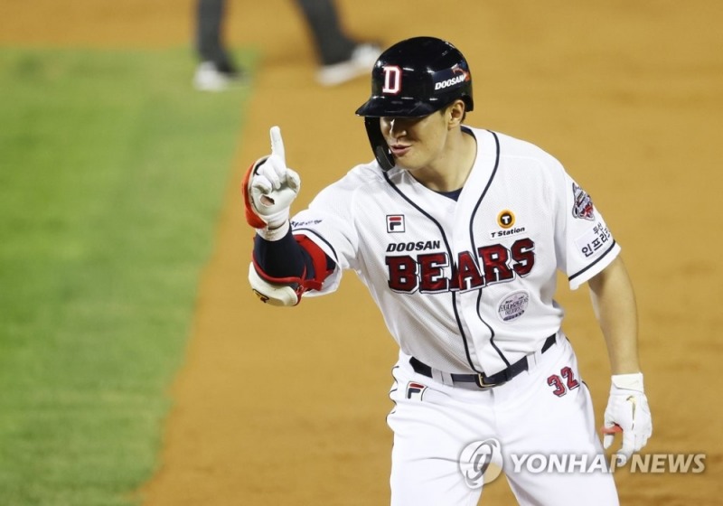 24일 잠실야구장에서 열린 프로야구 두산과 삼성의 경기. 8회말 2사 1, 3루 상황에서 두산 김재환이 1타점 안타를 친 뒤 세리머니를 하고 있다.