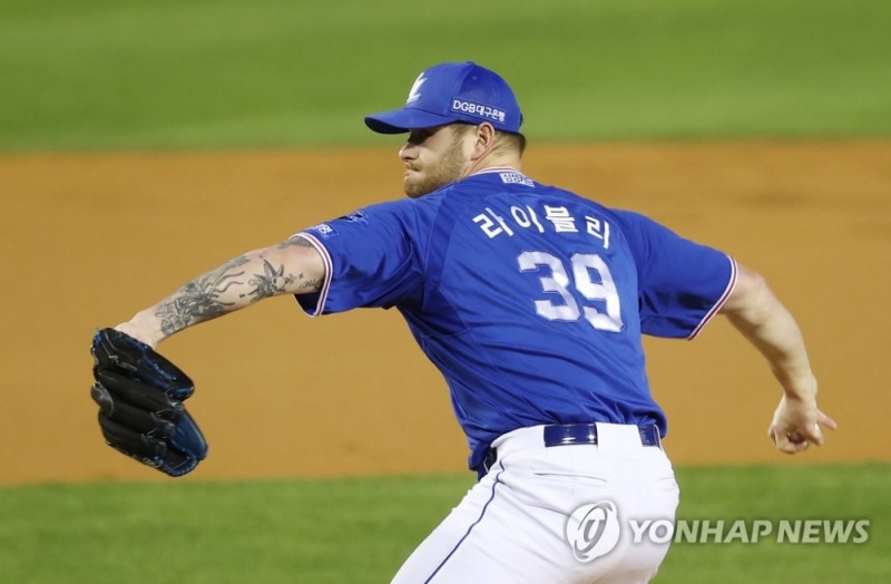 24일 잠실야구장에서 열린 프로야구 두산과 삼성의 경기. 삼성 선발투수 라이블리가 역투하고 있다.