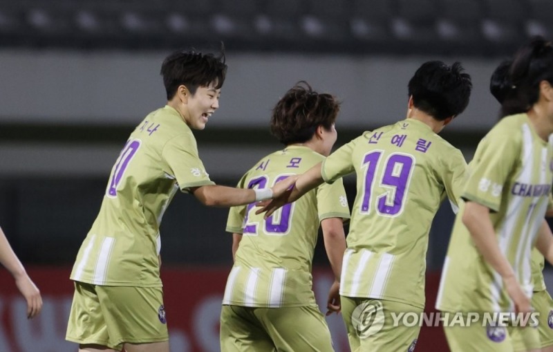 24일 오후 서울 양천구 목동종합운동장에서 열린 2020 여자실업축구 WK리그 창녕WFC와 서울시청의 경기 후반전에서 창녕WFC 최지나가 골을 넣은 뒤 동료선수들과 기쁨을 나누고 있다.