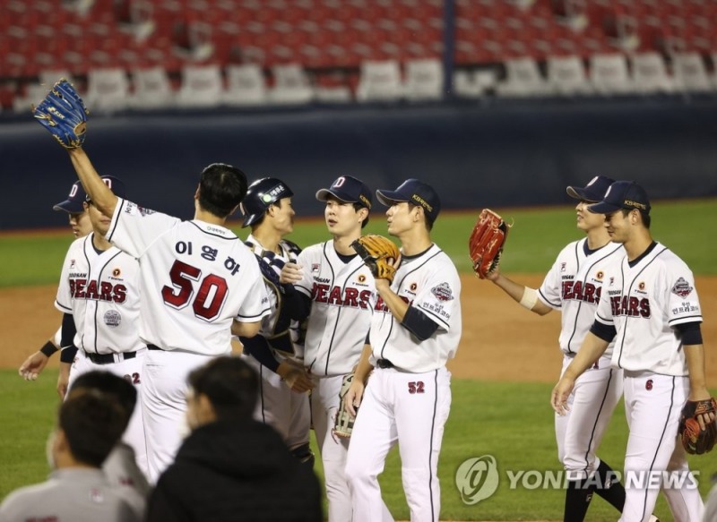 24일 잠실야구장에서 열린 프로야구 두산과 삼성의 경기가 두산의 1-0 승리로 끝났다. 경기를 마친 두산 선수들이 기쁨을 나누고 있다.