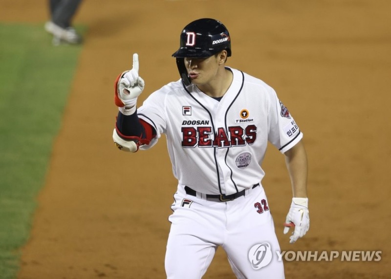 24일 잠실야구장에서 열린 프로야구 두산과 삼성의 경기. 8회말 2사 1, 3루 상황에서 두산 김재환이 1타점 안타를 친 뒤 세리머니를 하고 있다.
