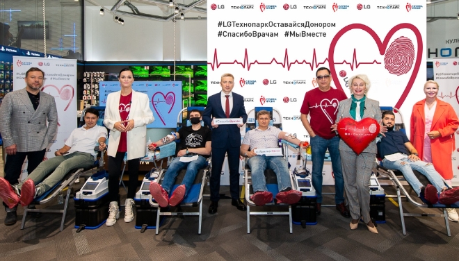 (사진=LG전자) LG전자가 최근 러시아 모스크바에서 현지 가전제품 유통업체인 테크노파크와 함께 헌혈캠페인을 진행했다. 헌혈캠페인 참가자들이 기념촬영을 참여하고 있다.