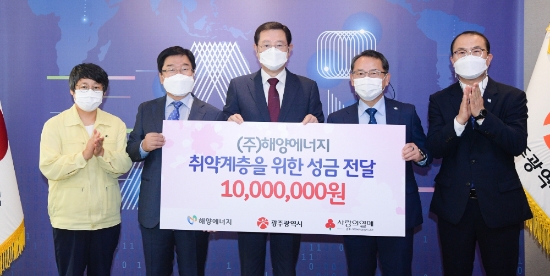 이용섭 광주광역시장이 25일 오전 시청 접견실에서 김형순 ㈜해양에너지 대표로부터 광주지역 코로나19와 수해피해 지원을 위한 기탁금을 전달받고 있다./사진=광주시