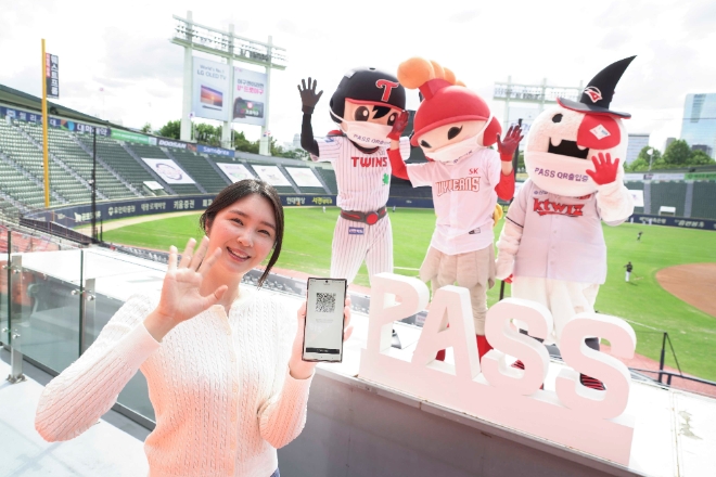 (사진=KT) 통신 3사는 추석연휴에 대비해 유동인구가 많은 다중이용시설을 대상으로 ‘패스 QR 출입증’의 사용을 권장하는 캠페인을 진행한다고 27일 밝혔다. 정부 공공데이터를 기준으로 많은 사람들이 모이는 대형 음식점, SNS유명 맛집, 다목적체육시설 등 다중이용시설 중심으로 전자출입명부 ‘패스 QR 출입증’의 사용을 권장하는 안내문을 부착해 자사 고객들의 적극적인 협조를 당부할 예정이다.