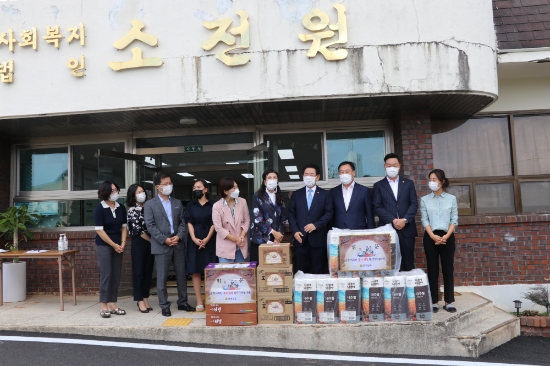 전라남도의회 나광국 의원이 김영록 도지사, 행정부지사, 무안군수와 함께 무안 소재 소전원을 방문해 위문품을 전달하고 시설현황 청취 후 관계자들을 격려했다/사진=전남도의회