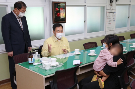 학부모와면담중인 김산 무안군수/사진=무안군