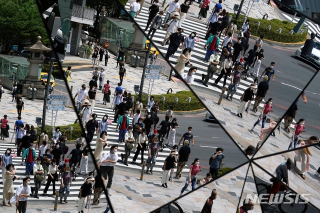 11일 일본 도쿄의 한 쇼핑몰 천장 거울에 보행자들이 비치고 있다. 일본 정부가 신종 코로나바이러스 감염증(코로나19) 유입 방지 명분으로 한국 등 111개 국가로부터의 입국은 사실상 막으면서 호주, 뉴질랜드, 베트남, 태국 등 4개국의 업무 관계자 입국은 허용하는 방안을 마련했다.
