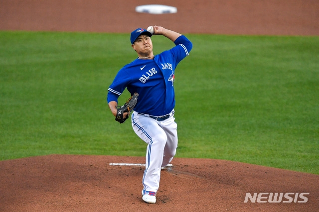 토론토 블루제이스 류현진이 24일(현지시간) 미 뉴욕주 버펄로의 세일런 필드에서 열린 2020 메이저리그(MLB) 뉴욕 양키스와의 경기에 선발 등판해 1회 투구하고 있다.