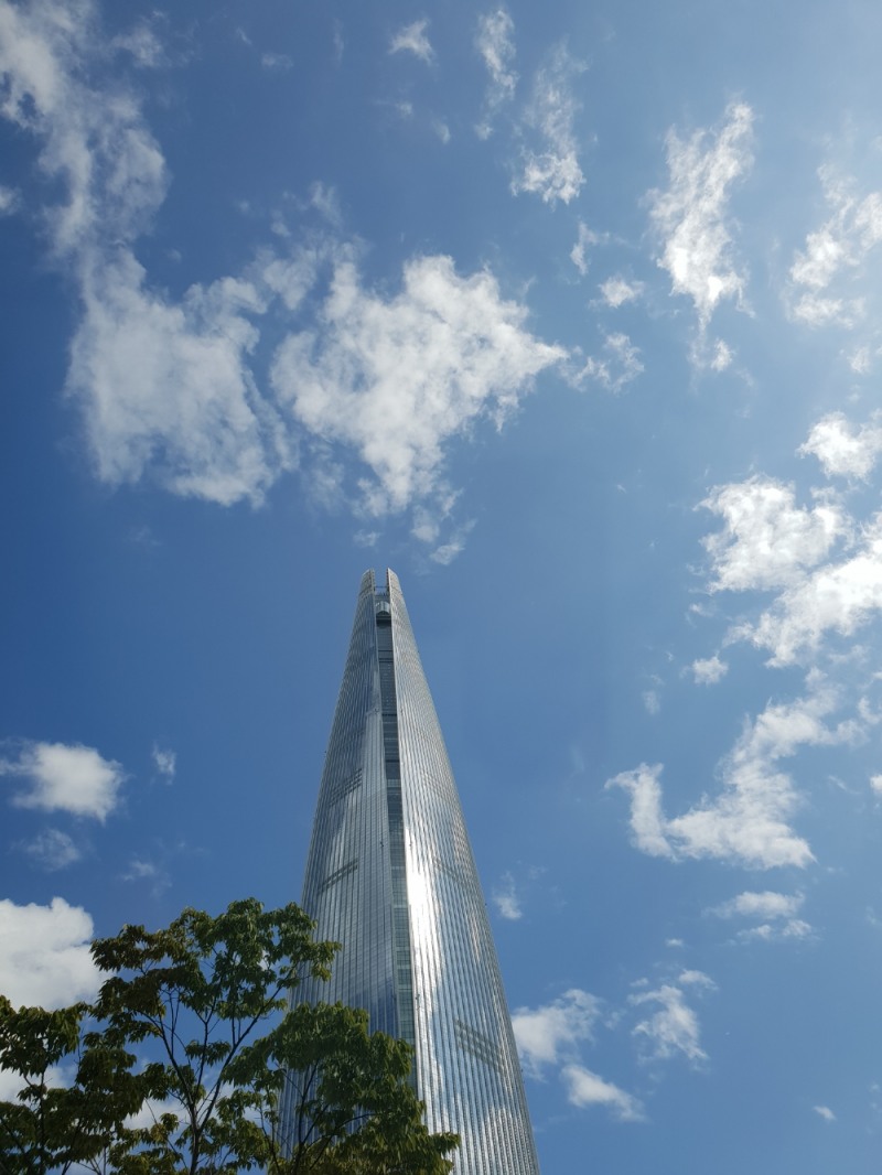 26일 서울에서 가장 높은 빌딩의 머리위에 보다 높고 청명한 가을 하늘이 한폭의 그림과 같다 (사진제보=이지효)