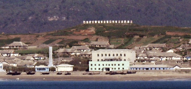 26일 인천 옹진군 연평도에서 바라본 북한 옹진군 마을에 선전문구가 보이고 있다.