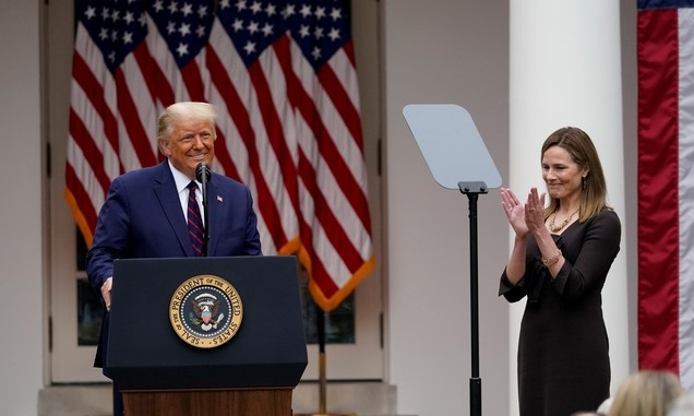  26일(현지시간) 백악관 로즈가든에서 도널드 트럼프 미국 대통령이 신임 연방대법관으로 지명된 에이미 코니 배럿을 소개하고 있다.