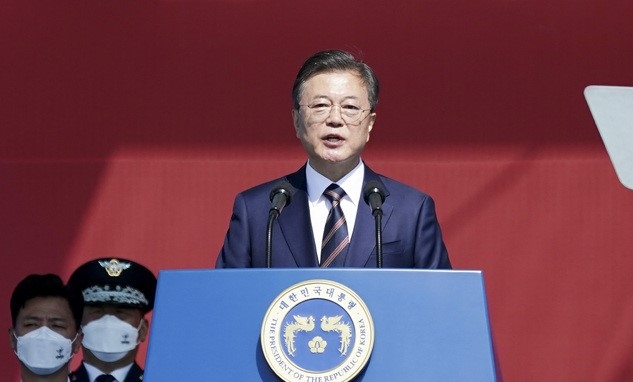 문재인 대통령이 25일 오전 경기도 이천시 육군 특수전사령부에서 열린 제72주년 국군의 날 기념식에 참석, 기념사를 하고 있다.