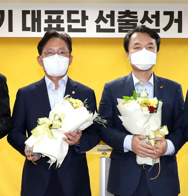 정의당 당대표 선거 결선에 진출한 배진교, 김종철 후보가 27일 서울 여의도 정의당 중앙당사에서 기념촬영을 하고 있다.