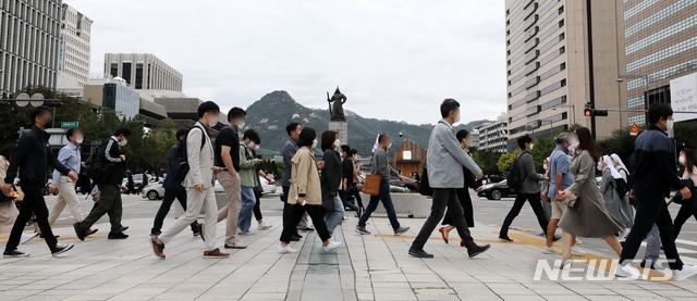 전국에 구름이 많고 내륙을 중심을 낮과 밤 기온차가 큰 전형적인 가을 날씨를 보인 지난 25일 오전 서울 세종대로사거리에 시민들이 출근을 하고 있다.