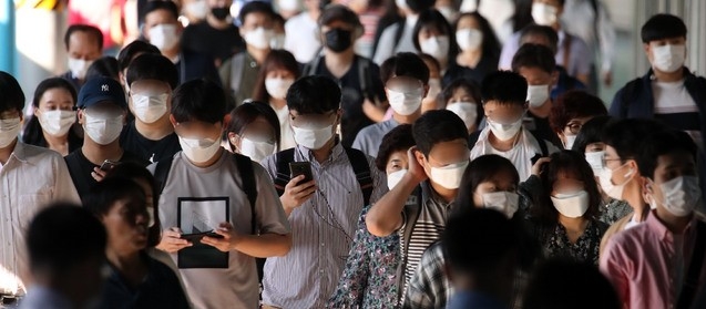 정부가 신종 코로나바이러스 감염증(코로나19) 확산 방지를 위한 수도권 거리두기를 2주간 2단계로 완화한 14일 오전 서울 구로구 신도림역에서 시민들이 마스크를 쓰고 출근을 하고 있다.