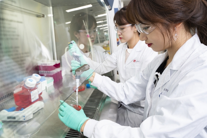(사진=LG화학) LG화학 생명과학사업본부 연구원들이 신약 연구를 진행하고 있다.