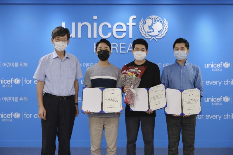 유니캐스터로 임명된 닥터프렌즈(이낙준, 오진승, 우창윤: 왼쪽에서 순서대로)와 이기철 유니세프한국위원회 사무총장(맨 왼쪽) (사진=유니세프한국위원회)