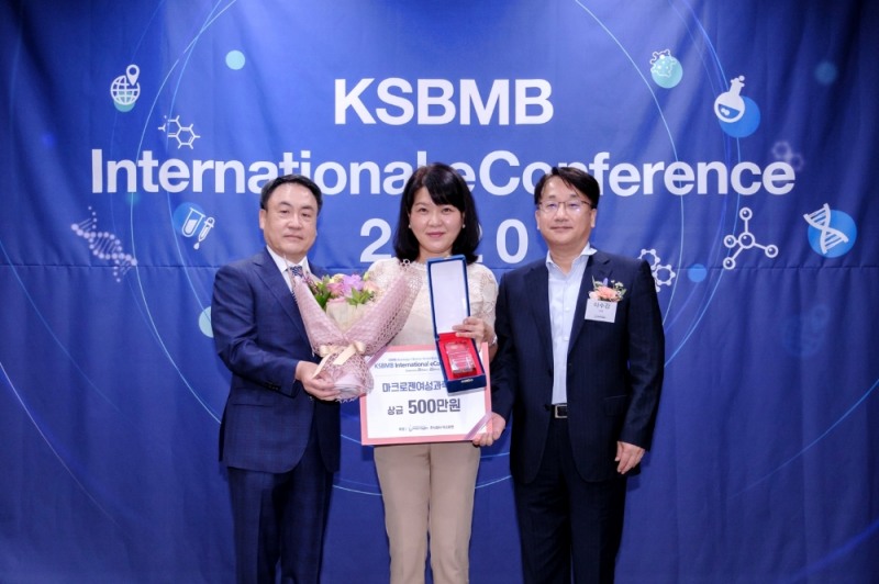 제16회 마크로젠 여성과학자상 시상식에서 기념촬영을 하고 있다. 왼쪽부터 생화학분자생물학회 유지창 회장, 연세대학교 전경희 교수, 마크로젠 이수강 대표