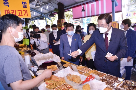 이용섭 광주광역시장이 추석을 앞두고 전통시장 활성화를 위해 28일 오후 남구 무등시장을 방문해 온누리상품권으로 제수용품을 구매하고 있다./사진=광주시