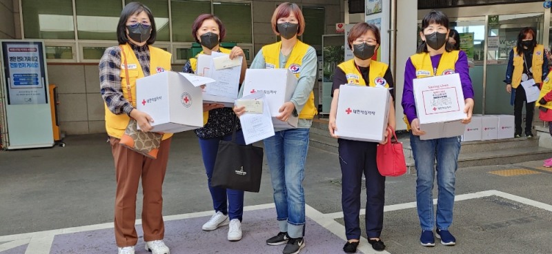 긴급생계비와 추석선물세트 전달하러 가는 봉사원들