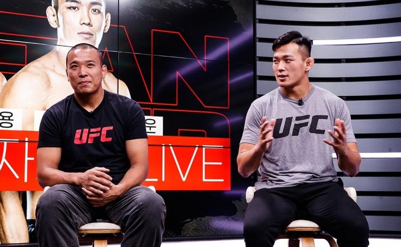 UFC 출전을 앞둔 한국인 최초의 UFC 라이트헤비급 파이터 정다운(오른쪽)과 '아이언 터틀' 박준용이 28일 오후 서울 마포구에서 온라인 기자회견을 하고 있다.[연합뉴스]