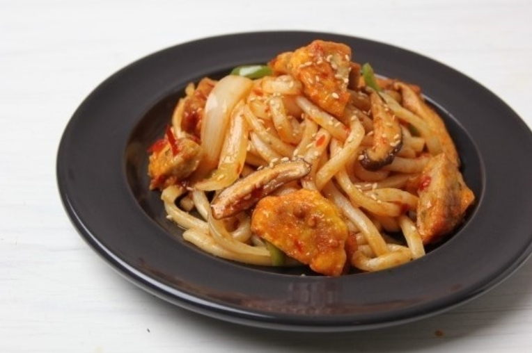 두반장 동그랑땡 볶음우동. 사진=이금기