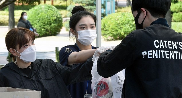 신종 코로나바이러스 감염증(코로나19) 확산 방지를 위해 추석 연휴에 귀향하지 않고 열심히 학업에 유지하고 있는 학생과 외국인 유학생들에게 28일 오전 대구 달서구 계명대학교 성서캠퍼스 바우어관 앞에서 총학생회가 컵 덮밥, 스팸 등 즉석 조리식품을 추석 선물로 지급하고 있다.