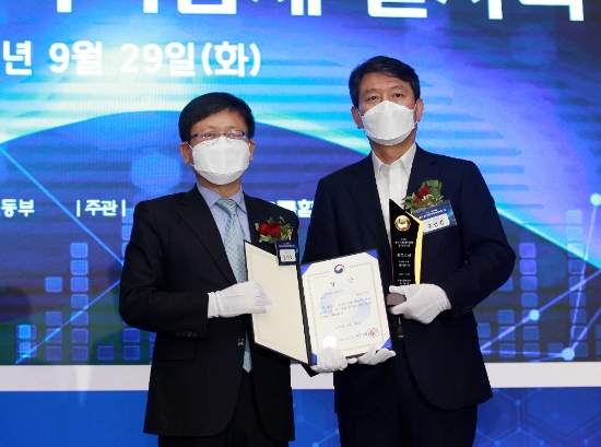 조인철 광주광역시 문화경제부시장(사진 오른쪽)이 29일 오후 정부세종컨벤션센터 대연회장에서 열린 ‘2020년 전국 지방자치단체 일자리정책 종합평가’ 시상식에서 임서정 고용노동부 차관으로부터 최우수상을 수상한 후 기념촬영을 하고 있다./사진=광주시