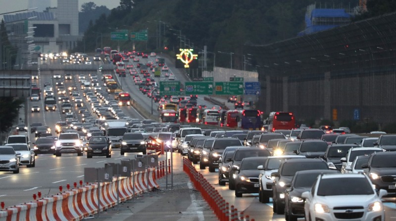 (사진=뉴시스) 추석 연휴를 하루 앞둔 29일 오후 경기도 성남시 궁내동 서울요금소 부산(왼쪽) 방향 도로가 귀성객들의 차량들로 정체되고 있다.