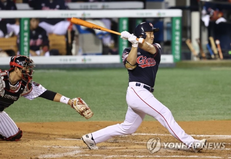 롯데 손아섭이 29일 잠실 LG전애서 1회초 선제 2점 홈런에 이어 2회초 2사 2루에서 적시타를 날려 혼자서 3타점을 올리는 수훈을 세웠다.[연합뉴스}