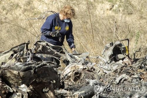 올해 1월 27일 미 NTSB가 배포한 사진에서 NTSB 요원이 코비 브라이언트가 숨진 미 캘리포니아주 헬리콥터 추락 사고 현장을 조사하고 있다. [AP=연합뉴스, NTBS 제공]