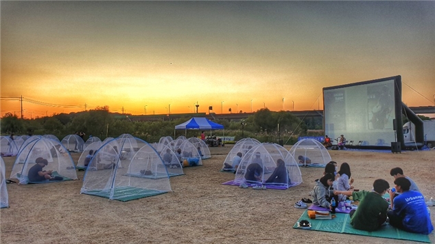 Amidou Balani,이재영의 젬베 공연을 즐기는 야외상영회 참가자들 (사진제공-김포청소년영화제조직위원회)