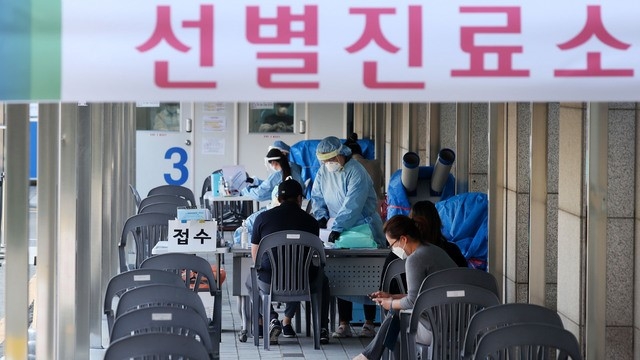 28일 오전 서울 동대문구 보건소에 마련된 선별진료소를 찾은 시민들이 신종 코로나바이러스 감염증(코로나19) 검사를 받기 위해 접수 및 대기하고 있다.