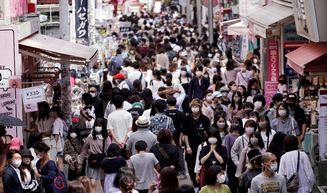  지난 21일 일본 도쿄의 한 상가에서 신종 코로나바이러스 감염증(코로나19) 예방을 위해 마스크를 착용한 사람들이 걷고 있다. 