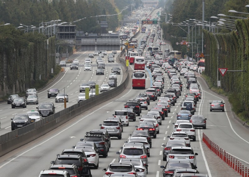 (사진=뉴시스) 추석 연휴 첫날인 30일 오전 서울 서초구 잠원 IC 인근 부산방향 경부고속도로에서 귀성 차량이 몰려 정체되고 있다.