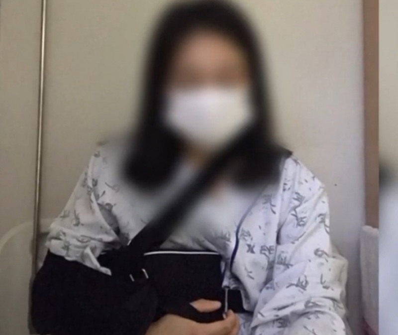 (사진=SBS뉴스 캡처) 전치 6주의 부상을 입고 입원중인 피해자 A씨.