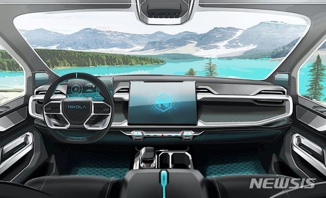 사기 논란이 이어진 미국의 수소전기차 업체 니콜라가 12월3일로 예정됐던 신형 전기 픽업트럭 출시 행사를 연기하겠다고 지난달 30일(현지시간) 발표했다. 사진은 니콜라 측이 완성차업체 제너럴모터스(GM)와 협력해 제조하겠다고 발표했던 수소 트럭 '배저'의 내부 모습. (사진=니콜라 홈페이지 캡처)
