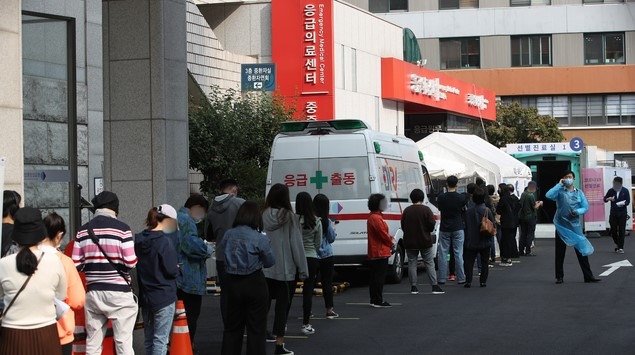 추석을 하루 앞둔 30일 오전 서울 중구 국립중앙의료원 코로나19 선별진료소에서 시민과 해외출국예정자 등이 검사를 받기 위해 줄서 기다리고 있다.