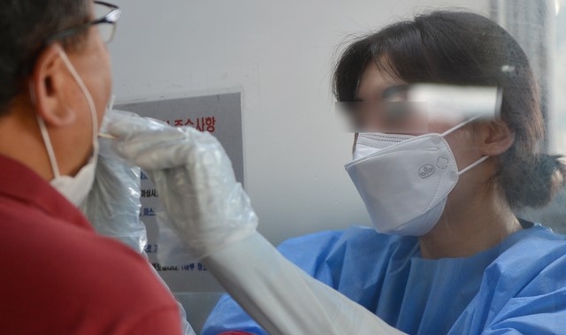 추석 연휴 첫날인 30일 오전 광주 북구 용봉동 한 선별진료소에서 한 의료진이 검체를 채취하고 있다.