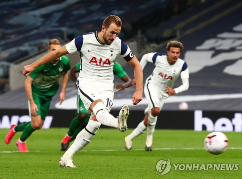 페널티킥 득점에 성공하는 토트넘의 해리 케인 (EPA=연합뉴스)