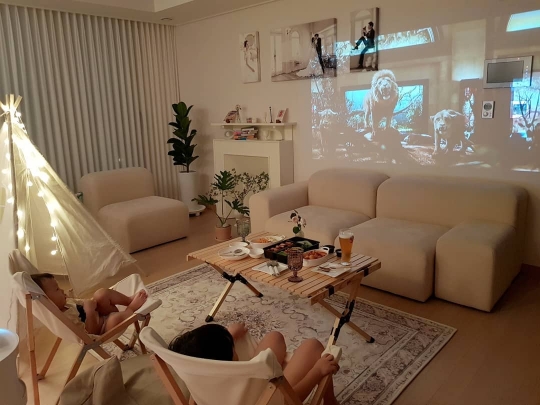 이미지 자료 : 집에서도 기존에 사용하던 패브릭 제품과 간단한 몇 가지 캠핑 소품을 활용하면 쉽게 홈캠핑 느낌을 낼 수 있다. 데코뷰 구매 후기 사례. 제공 = @jiae1950