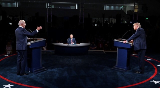 도널드 트럼프 미국 대통령(오른쪽)과 조 바이든 민주당 대선 후보가 29일(현지시간) 미 오하이오주 클리블랜드 케이스 리저브 웨스턴 대학에서 열린 제1차 TV 토론에 참석해 토론하고 있다.